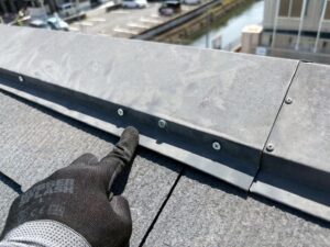 雨漏り原因棟板金浮き修繕工事